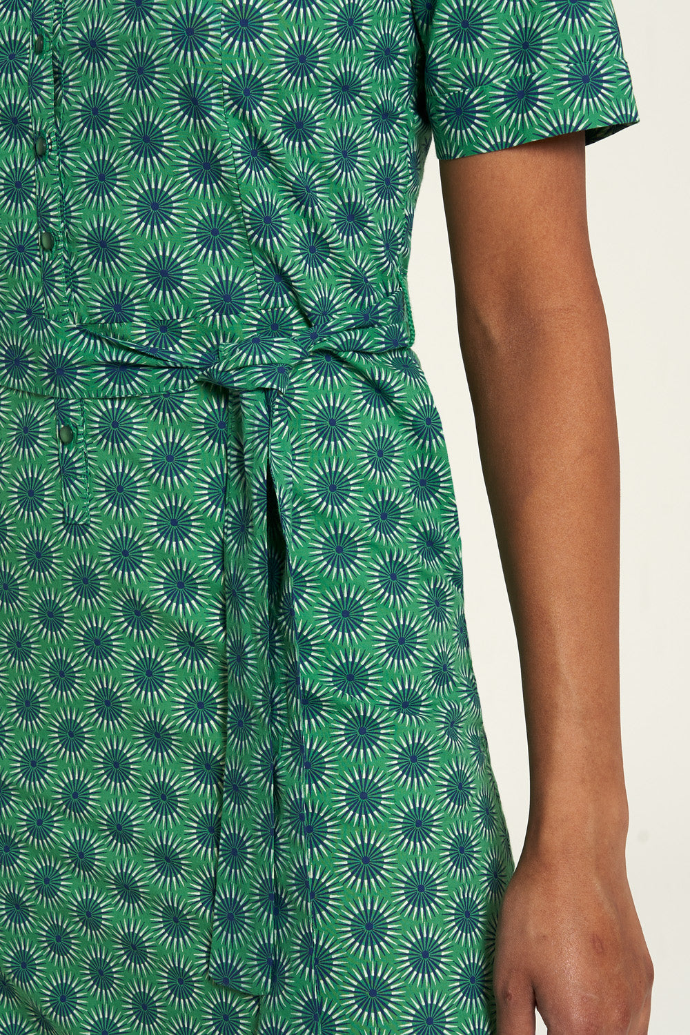 Sommerkleid mit Blumenmuster auf Grün von Tranquillo