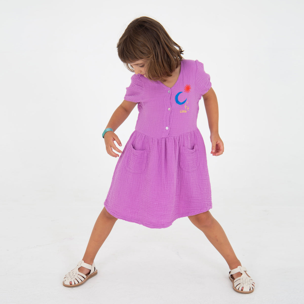 Musselin-Kleid mit Mond und Sternen auf Magenta von Lötiekids